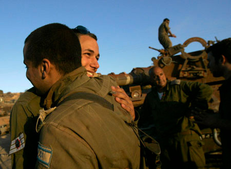 Thứ năm là bom kích dục đồng giới của đối phương, loại bom yêu “đồng giới” này chứa thành phần thuốc kích thích mạnh, khiến đối phương sa vào các hoạt động đồng tính luyến ái. Nhưng dự án này chết ngay khi còn là ý tưởng, vì các nhà khoa học chứng minh rằng không có một loại hóa chất nào có thể đem lại những tác dụng như vậy. 