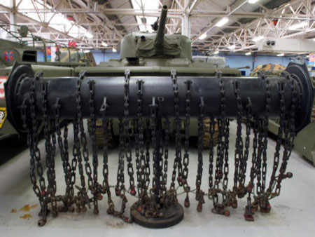 Thứ chín là xe tăng càng cua quét bẫy mìn trên chiến trường, một chiếc xe tăng với một loạt các sợi giây xích, gắn các quả sắt giống như những con cua, với mục đích làm nổ mìn và dọn đường cho xe tăng. Ý tưởng thiết kế được quân đội Anh đưa ra đầu tiên trong Chiến tranh thế giới thứ hai II. Đến nay nó vẫn tiếp tục được sử dụng trong quân đội. 