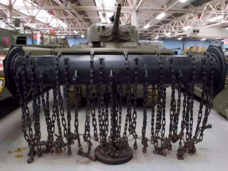 Thứ chín là xe tăng càng cua quét bẫy mìn trên chiến trường, một chiếc xe tăng với một loạt các sợi giây xích, gắn các quả sắt giống như những con cua, với mục đích làm nổ mìn và dọn đường cho xe tăng. Ý tưởng thiết kế được quân đội Anh đưa ra đầu tiên trong Chiến tranh thế giới thứ hai II. Đến nay nó vẫn tiếp tục được sử dụng trong quân đội. 