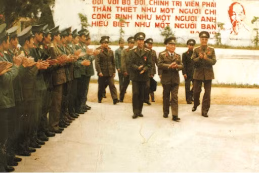 Đáp lại những lời ca tụng của báo chí phương Tây, ông nói: "Vị tướng dù có công lao lớn đến đâu cũng chỉ là giọt nước trong biển cả. Chỉ có nhân dân Việt Nam là người đánh thắng Mỹ. Các ngài gọi tôi là vị tướng thần thoại, nhưng tôi tự nghĩ tôi bình đẳng với những người lính của mình".