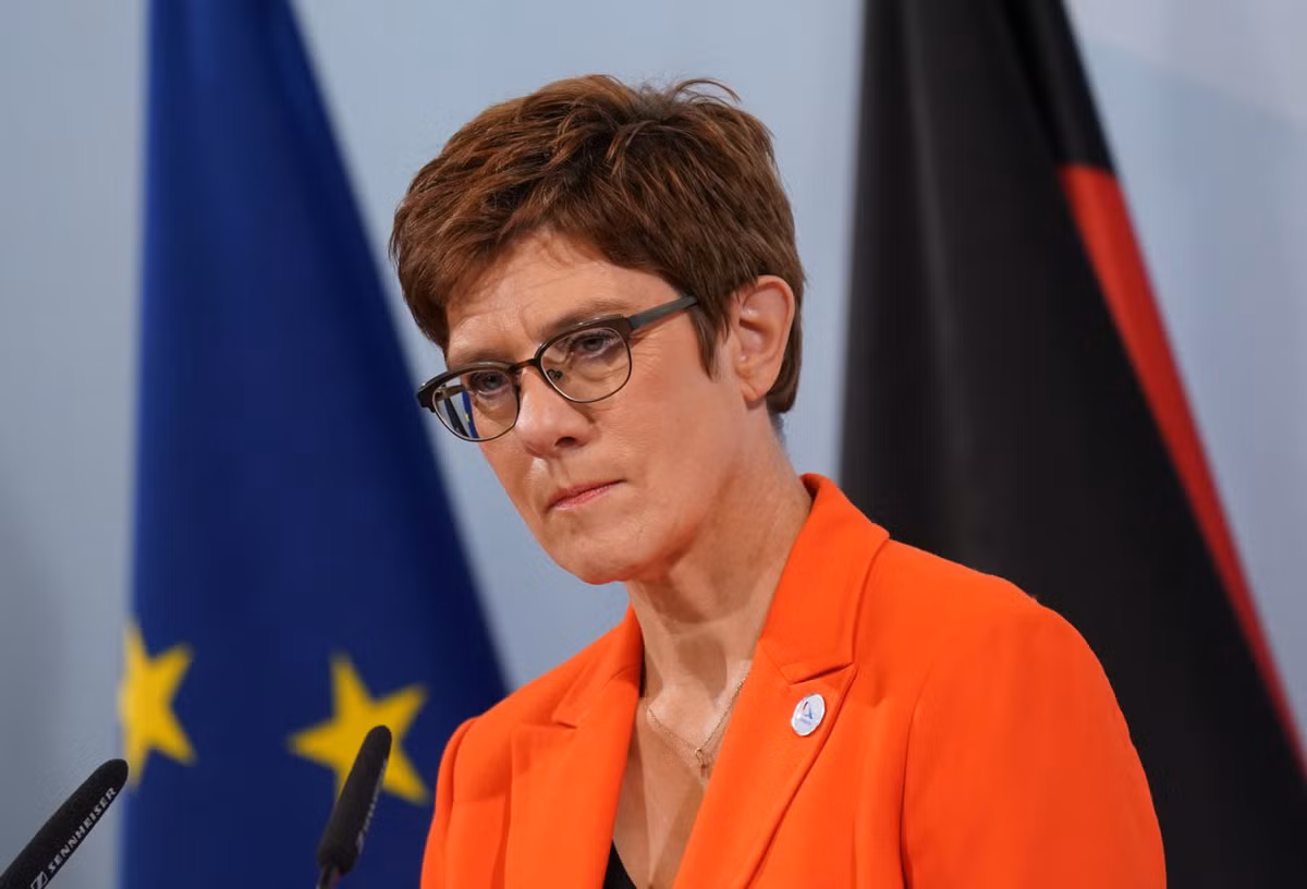 Bộ trưởng Quốc phòng Đức Karrenbauer ngày 20/4 đã chỉ trích Nga, vì “ngày càng định vị mình là đối lập với tự do và dân chủ ở phương Tây”, đồng thời gọi Nga là “mối đe dọa cụ thể nhất, đối với NATO vào thời điểm hiện tại”.