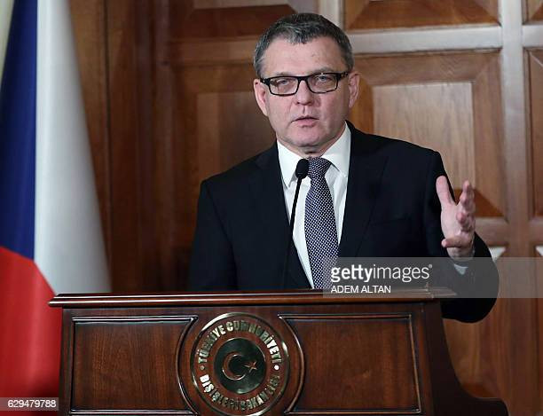 Trong khi đó, cuộc “chiến tranh ngoại giao” giữa Nga và các quốc gia phương Tây vẫn tiếp tục; ngày 20/4, Bộ Ngoại giao Nga đã phản đối mạnh mẽ việc Bộ Ngoại giao Ukraine tuyên bố, một Tham tán Đại sứ quán Nga đã tham gia vào “các hoạt động không phù hợp”. Ngoại trưởng Séc Hamachi đã kêu gọi EU và các đồng minh NATO trục xuất các nhà ngoại giao Nga vào ngày 20/4.