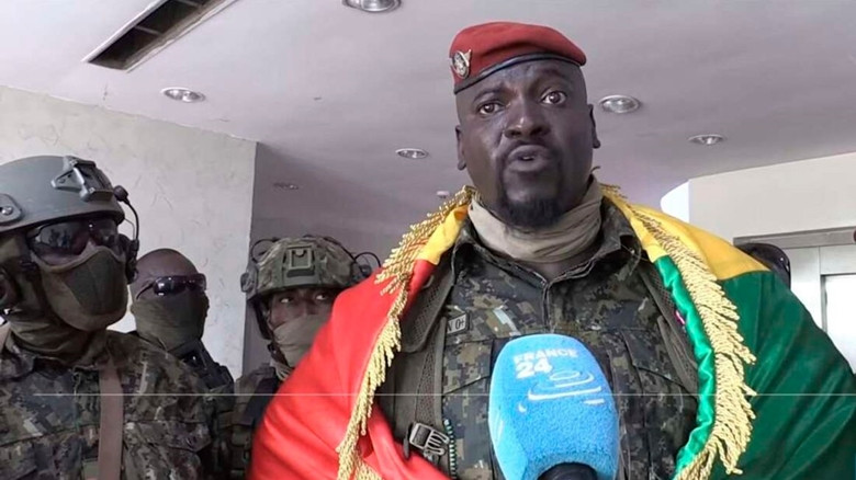 Vài giờ sau, đại tá Mamady Doumbouya xuất hiện trên truyền hình và tuyên bố mình là lãnh đạo mới của Guinea. Mỹ, Liên Hợp Quốc và Liên minh châu Phi lên án vụ đảo chính, quân đội Mỹ khẳng định không biết trước về sự kiện này. Tuy nhiên, Mỹ biết rất rõ đại tá Doumbouya.