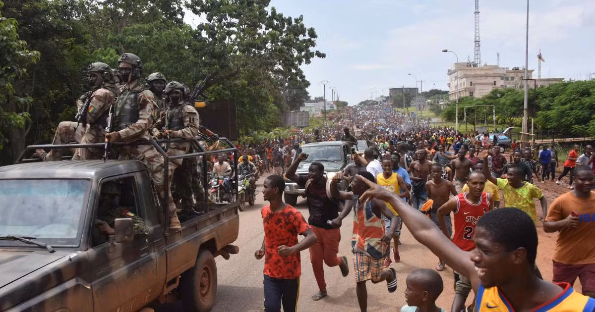 Video được đăng trên mạng xã hội gần đây cho thấy dân Guinea hò reo quanh một chiếc xe chở các đặc nhiệm Mỹ ngày 5/9. Dân địa phương hô vang "tự do", một binh sĩ Mỹ tươi cười và chạm tay với một người trong số này.