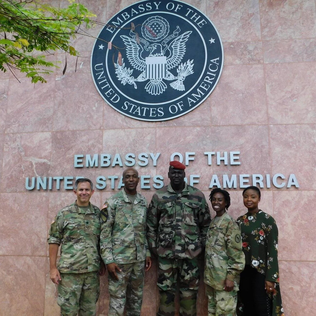 Một bức ảnh chụp khi đó cho thấy Doumbouya đứng bên ngoài đại sứ quán Mỹ cùng ba sĩ quan quân đội nước này. Các quan chức Mỹ khẳng định không hiểu tại sao Doumbouya tổ chức cuộc đảo chính khi đang làm việc chặt chẽ với họ.