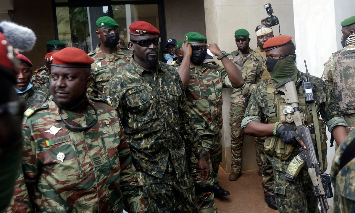 Đại tá Doumbouya từng phục vụ nhiều năm trong Quân đoàn Lê dương của Pháp, tham gia các đợt diễn tập với Mỹ và từng là đồng minh thân cận của cựu tổng thống Conde.