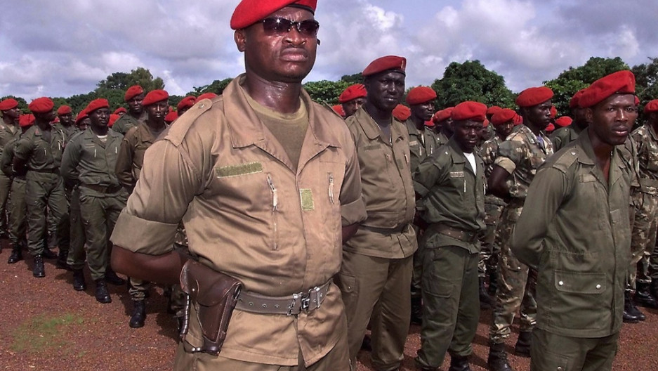 Doumbouya thu hút được sự chú ý của công chúng trong lễ kỷ niệm 60 năm Guinea giành độc lập tháng 10/2018, khi diễu hành với đơn vị đặc nhiệm mới thành lập tại thủ đô Cornakry.