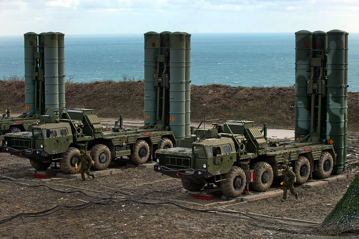 Hệ thống phòng không S-400 đã được xuất khẩu cho Thổ Nhĩ Kỳ, Belarus và Trung Quốc; nhưng Moscow đã hoãn tất cả các chuyến giao hàng liên quan đến S-400 cho Bắc Kinh. Có thông tin cho rằng, điều này nhằm duy trì cán cân quân sự giữa Bắc Kinh và New Delhi.