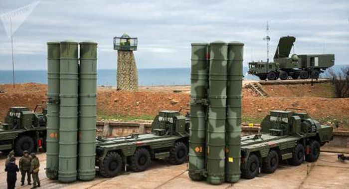 Hệ thống tên lửa phòng không S-400 Triumf, được phát triển và sản xuất bởi Công ty Almaz-Antey (Nga), được thiết kế để bảo vệ khỏi các cuộc không kích bao gồm tên lửa đạn đạo, hành trình, tên lửa chiến thuật, cũng như các loại máy bay trong môi trường bị đối phương gây nhiễu sóng vô tuyến.