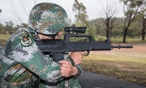 Đầu tiên phải kể tới súng trường tấn công QBZ-95, là vũ khí hiện đại đầu tiên do Bắc Kinh tự thiết kế và sản xuất. Bắt đầu được biên chế trong thập niên 1990, QBZ-95 trở thành súng trường tấn công tiêu chuẩn trong quân đội, cơ quan an ninh và cảnh sát vũ trang Trung Quốc.