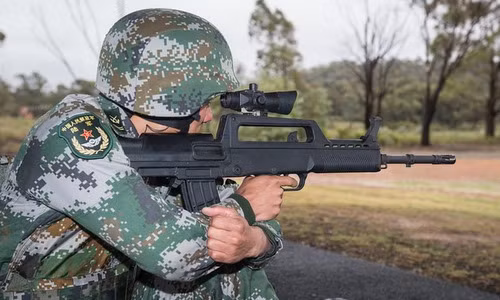 Đầu tiên phải kể tới súng trường tấn công QBZ-95, là vũ khí hiện đại đầu tiên do Bắc Kinh tự thiết kế và sản xuất. Bắt đầu được biên chế trong thập niên 1990, QBZ-95 trở thành súng trường tấn công tiêu chuẩn trong quân đội, cơ quan an ninh và cảnh sát vũ trang Trung Quốc.