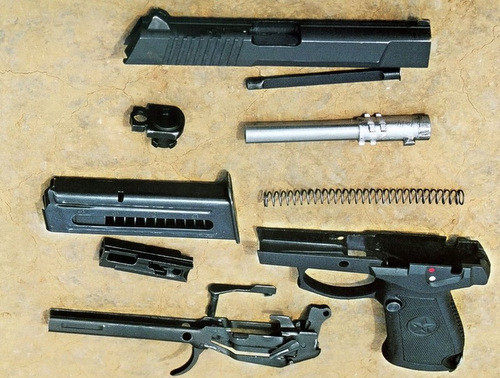 Súng ngắn QSZ-92, là súng ngắn tiêu chuẩn biên chế cho binh sĩ Trung Quốc. Súng có bề ngoài giống các mẫu súng phương Tây, bên trong chia thành 4 bộ phận chính, gồm vỏ làm bằng vật liệu nhựa tổng hợp, nòng thép, khung thép và rãnh thép gắn cụm máy súng. QSZ-92 sử dụng đạn cỡ 5,8 x 21 mm.