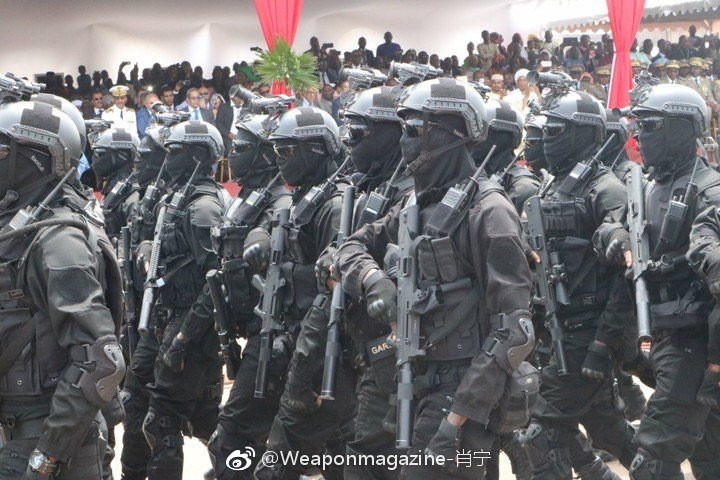 Tiểu liên QCW-05, thường được biên chế cho các lực lượng đặc nhiệm thuộc cảnh sát Trung Quốc. Nhiều khả năng nó cũng là vũ khí tiêu chuẩn cho quân cảnh và lực lượng tên lửa chiến lược của Bắc Kinh.