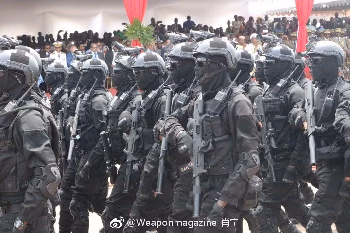 Tiểu liên QCW-05, thường được biên chế cho các lực lượng đặc nhiệm thuộc cảnh sát Trung Quốc. Nhiều khả năng nó cũng là vũ khí tiêu chuẩn cho quân cảnh và lực lượng tên lửa chiến lược của Bắc Kinh.