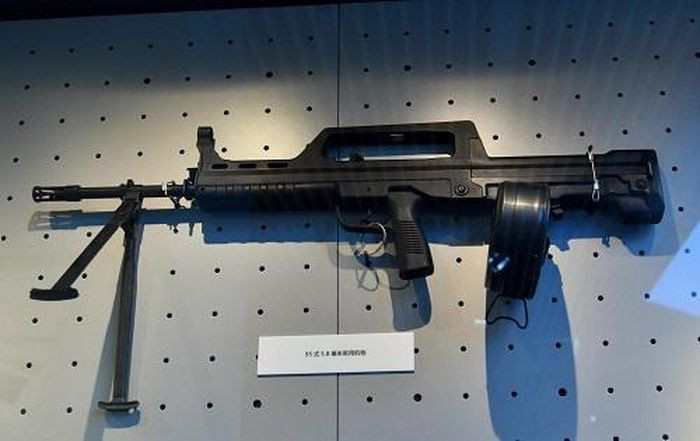 Phiên bản QBZ-95-1 sau này được phát triển với nòng súng dài và dày hơn, cho phép khai hỏa liên tục trong thời gian dài, hãm đầu nòng giúp giảm độ giật của súng, cùng cải tiến cho xạ thủ thuận tay trái. QBZ-95-1 có thể bắn đạn cải tiến DBP-10, có uy lực ngang mẫu M855 của Mỹ, đặc biệt ở khoảng cách xa.