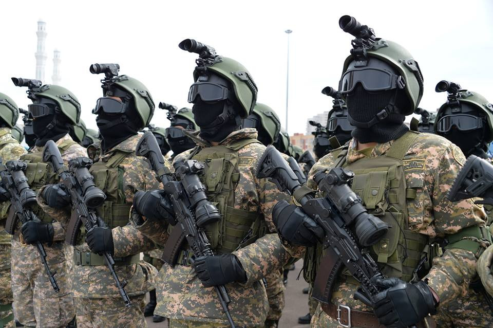 Sau khi Liên Xô tan rã năm 1991, Kazakhstan không chỉ thừa hưởng một kho vũ khí rất mạnh, mà họ còn có nguồn cung cấp nguồn tài chính ổn định và đáng kể cho quốc phòng; trong đó đặc biệt ưu tiên cho lực lượng không quân.