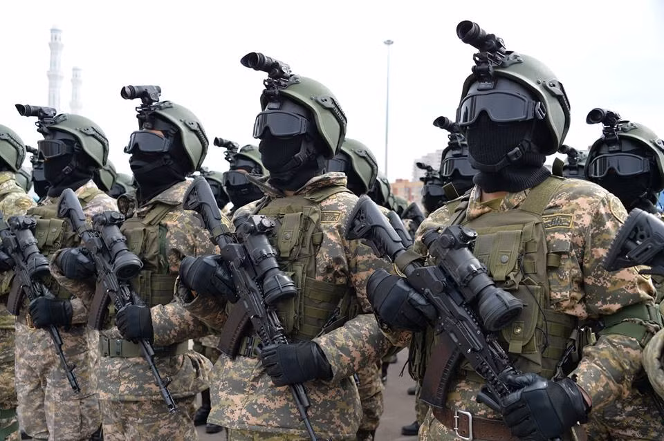 Sau khi Liên Xô tan rã năm 1991, Kazakhstan không chỉ thừa hưởng một kho vũ khí rất mạnh, mà họ còn có nguồn cung cấp nguồn tài chính ổn định và đáng kể cho quốc phòng; trong đó đặc biệt ưu tiên cho lực lượng không quân.