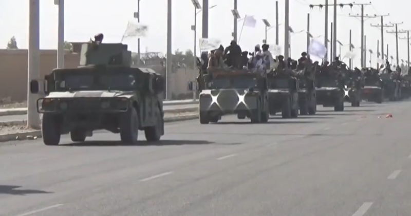 Sau khi Mỹ và lực lượng đồng minh rút quân khỏi Afghanistan, Taliban đã nhanh chóng chiếm thủ đô Kabul và lật đổ chính phủ thân phương Tây. Sau đó nhóm chiến binh nổi dậy đã tổ chức một cuộc diễu hành quân sự lớn vào ngày 1/9, để kỷ niệm chiến thắng của họ trước các lực lượng NATO của Mỹ và đồng minh.