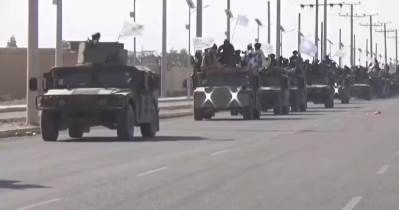 Sau khi Mỹ và lực lượng đồng minh rút quân khỏi Afghanistan, Taliban đã nhanh chóng chiếm thủ đô Kabul và lật đổ chính phủ thân phương Tây. Sau đó nhóm chiến binh nổi dậy đã tổ chức một cuộc diễu hành quân sự lớn vào ngày 1/9, để kỷ niệm chiến thắng của họ trước các lực lượng NATO của Mỹ và đồng minh.