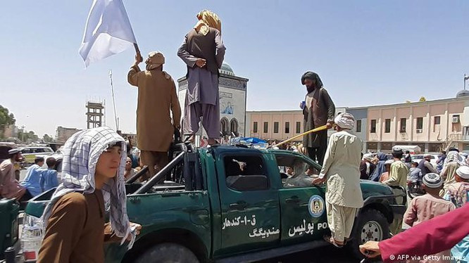 Thành phố Kandahar là thủ phủ của tỉnh cùng tên và là nơi sinh ra của phong trào Taliban từng lên nắm quyền vào giữa những năm 1990. Sự trỗi dậy của Taliban bắt đầu sau khi chính phủ thân Liên Xô bị lật đổ bởi các chiến binh Hồi giáo, với sự hỗ trợ vật chất khổng lồ từ phương Tây và đồng minh vào năm 1992.