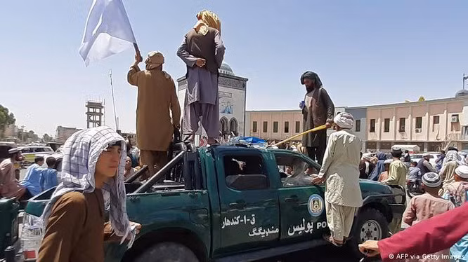 Thành phố Kandahar là thủ phủ của tỉnh cùng tên và là nơi sinh ra của phong trào Taliban từng lên nắm quyền vào giữa những năm 1990. Sự trỗi dậy của Taliban bắt đầu sau khi chính phủ thân Liên Xô bị lật đổ bởi các chiến binh Hồi giáo, với sự hỗ trợ vật chất khổng lồ từ phương Tây và đồng minh vào năm 1992.
