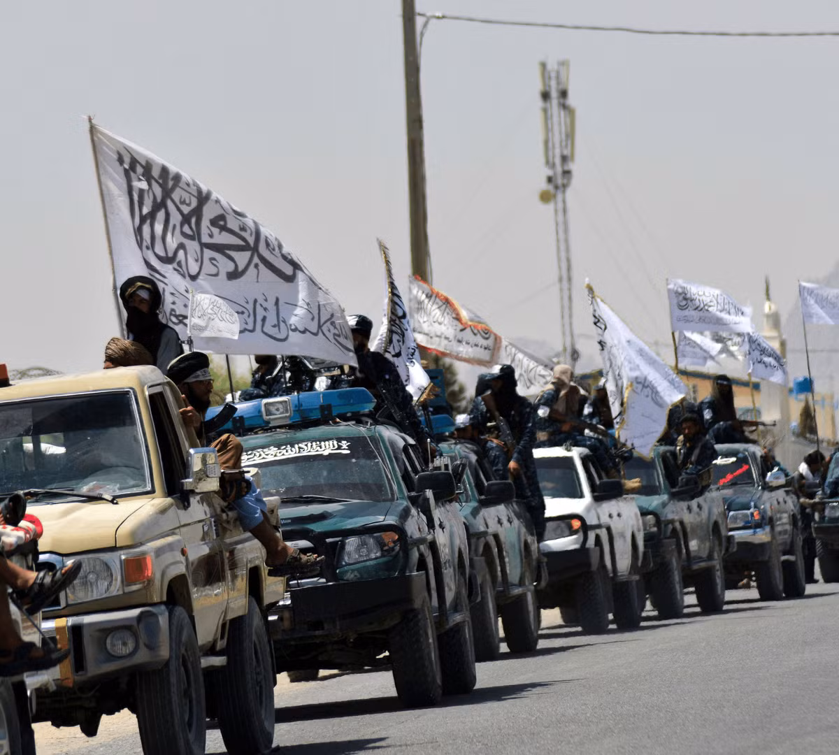 Hôm 1/9 vừa qua trên mạng xã hội đã xuất hiện nhiều đoạn video về lực lượng Taliban được đăng tải, trong các đoạn video cho thấy các chiến binh Taliban diễu hành trên các phương tiện quân sự mà quân đội Mỹ và Afghanistan bỏ lại.