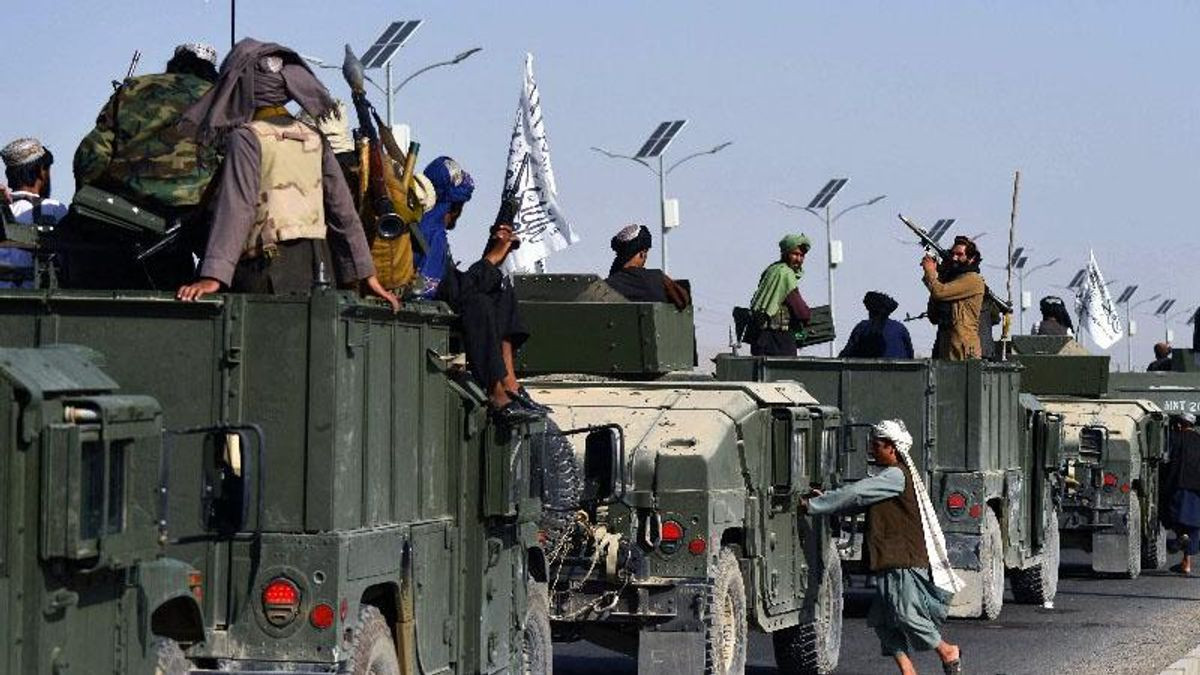 Các tay súng vẫy cờ Taliban từ các xe thiết giáp Humvee, một số phương tiện trông còn rất mới. Ngoài ra, Taliban cũng tổ chức phô diễn khí tài trên không, với trực thăng Black Hawk bay trên trời treo cờ Taliban.