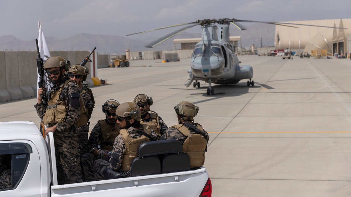 Theo báo cáo trước đó của quân đội Mỹ, quân đội Afghanistan trước khi sụp đổ vẫn vận hành khoảng 211 máy bay quân sự, gồm khoảng 167 phi cơ và trực thăng luôn trong tình trạng sẵn sàng cất cánh.