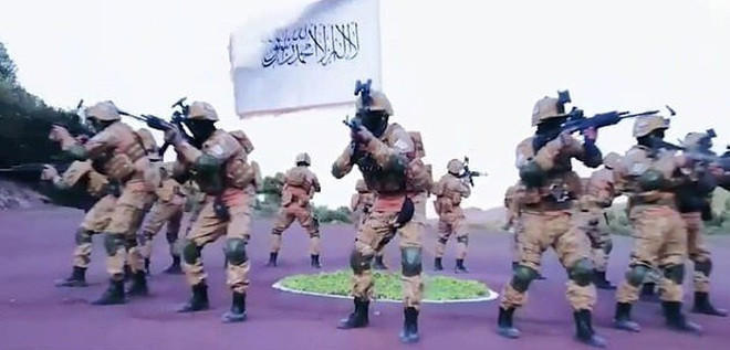 Trong một đoạn video tuyên truyền phát trên sóng truyền hình quốc gia Afghanistan, Taliban cũng đã giới thiệu các bộ quần áo gài thuốc nổ dùng để tấn công tự sát và bom xe trong một màn diễu hành vũ khí rầm rộ. Thêm vào đó, Taliban cũng đăng đoạn video cảnh các tay súng của họ biểu diễn các động tác võ thuật.