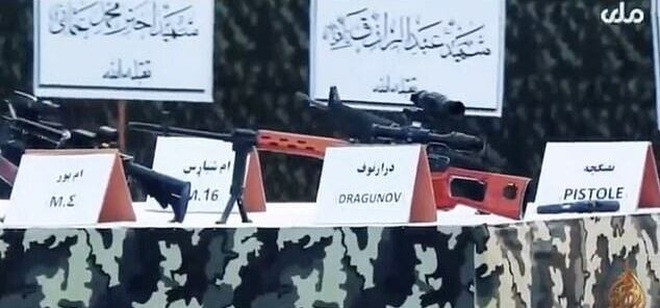 Cuộc diễu hành ở Kandahar chứng kiến một lượng lớn thiết bị, vũ khí quân sự do Mỹ sản xuất, đã bị Taliban thu giữ từ quân chính phủ Afghanistan sau khi Mỹ rút quân, được trưng bày bao gồm các loại xe chiến đấu bọc giáp, thiết bị nhìn đêm và các tài sản khác.