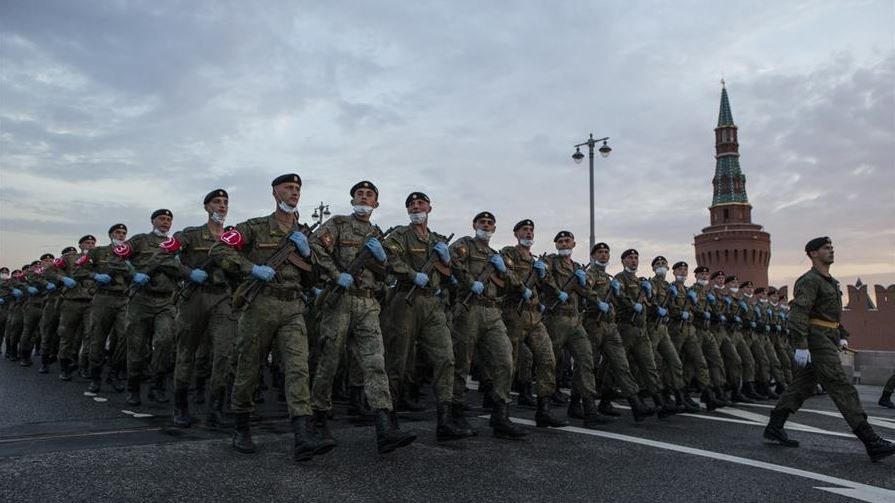 Tuy nhiên với nguồn ngân sách quân sự hạn chế, Nga vẫn sử dụng hiệu quả; không tìm cách cạnh tranh với NATO về sức mạnh quân sự thông thường, nhưng ít nhất Nga phải đảm bảo an ninh quốc gia của mình. Do đó, họ tập trung toàn lực để phát triển vũ khí phi đối xứng, cũng như vũ khí cấp "sát thủ", có thể "điểm huyệt" đối phương.