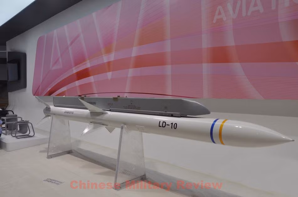 Cuối cùng là loại tên lửa bức xạ có tên LD-10 ARM, có nguồn gốc từ tên lửa phòng không PL-12. Tất nhiên, J-16D có thể mang hầu hết các loại vũ khí trang bị khác, mà máy bay chiến đấu J-16 có thể mang theo, trên cánh của nó.