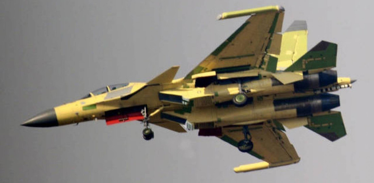 Máy bay đang được đề cập, là một biến thể của máy bay tấn công J-16 Red Eagle hai chỗ ngồi, đây là bản sao của Trung Quốc từ máy bay chiến đấu Su-30MKK Flanker của Nga. J-16 hai chỗ ngồi gần như tương đương với F-15E của Mỹ, nhưng được trang bị radar mảng quét điện tử chủ động (AESA), công nghệ radar hiện đại nhất hiện nay trên máy bay chiến đấu.