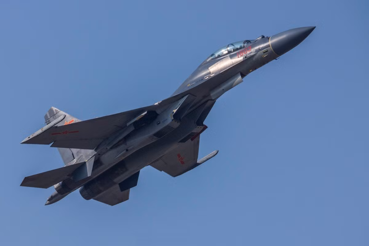 Ngay cả khi mang tải trọng tối đa các thiết bị tác chiến điện tử, J-16 sẽ vẫn dư 6 trong 12 điểm cứng có thể mang vũ khí. Trung Quốc có ba loại tên lửa chống bức xạ (ARM) khác nhau, được thiết kế để bám theo radar của đối phương, có thể trang bị trên J-16D.