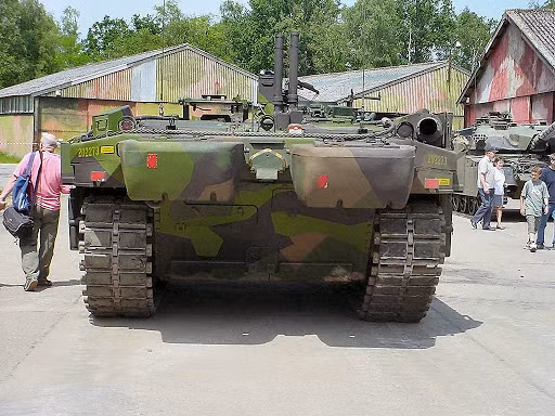 Việc sử dụng hai động cơ và thiết lập trình điều khiển kép, đã mang lại cho chiếc Stridsvagn 103 khả năng chạy lùi nhanh như chạy tiến; cho phép nó xông lên phía trước với lớp giáp dày hơn và pháo quay về phía trước; nhưng khi rút lui, xe không cần quay đầu mà cứ thế chạy lùi, nhờ lái xe phía sau.