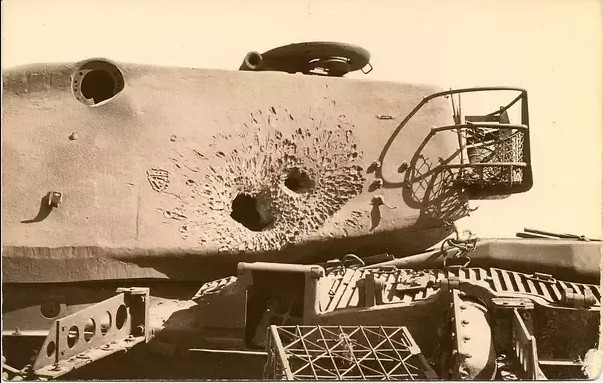 Mặc dù Thụy Điển không có nhiều kinh nghiệm trong chế tạo xe tăng chủ lực, nhưng qua thống kê trong Thế chiến thứ hai và Chiến tranh Triều Tiên họ đã rút ra rằng, phần lớn tổn thất của xe tăng, là do bị bắn trúng tháp pháo.