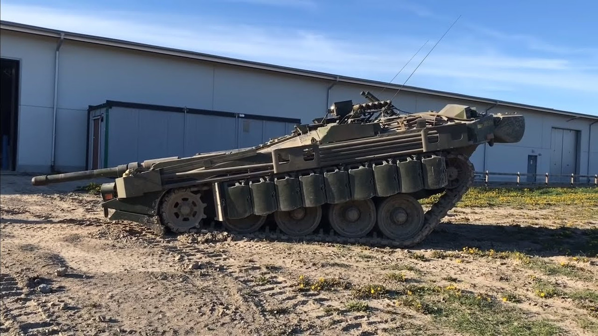 Mặc dù việc di chuyển ngắm bắn của pháo đã được giải quyết; nhưng do pháo gắn chặt vào thân xe, nên xe không thể lắp các hệ thống ổn định ngang, dọc cho pháo; những công nghệ mà các nhà thiết kế ra Stridsvagn 103 của Thụy Điển của đã đoán sai và không thể sửa chữa.