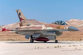 Một mục tiêu quan trọng của Israel mà Iran có thể tập trung vào đó là căn cứ Không quân Nevatim, nơi đóng quân của máy bay tàng hình F-35 của Israel, hoặc nó có thể là nơi cất giữ đầu đạn hạt nhân của Israel. Ảnh: Máy bay chiến đấu F-16 tại căn cứ Nevatim - Nguồn: AP.