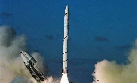 Israel có một căn cứ tên lửa chính cho tên lửa đạn đạo Jericho-2 và Jericho-3. Các tên lửa đạn đạo này được đặt gần Căn cứ Không quân Stout-Mica. Nếu Iran phát động một cuộc tấn công, đó có thể là một cuộc tấn công kép bằng cả tên lửa hành trình và đạn đạo. Ảnh: Tên lửa đạn đạo Jericho-2 - Nguồn: AFP