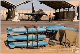 Iran có thể nhắm mục tiêu vào máy bay và hầm chứa đạn dược, nơi nghi ngờ có thể chứa đầu đạn hạt nhân. Tên lửa hành trình của Iran có thể được sử dụng để tấn công các căn cứ không quân và boongke chiến đấu của Israel. Ảnh: Máy bay chiến đấu F-16 tại căn cứ Nevatim - Nguồn: AP.