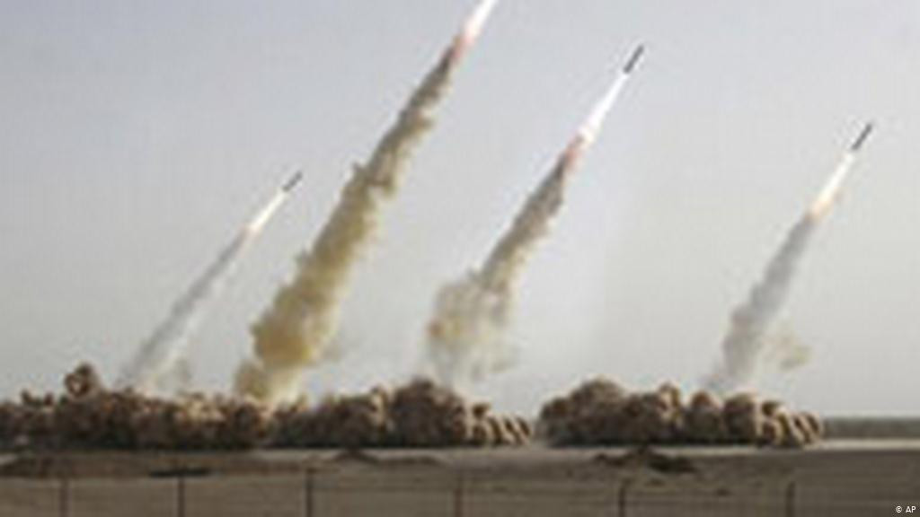 Phương án thứ hai, cực đoan hơn, Iran sử dụng tên lửa hành trình hoặc tên lửa đạn đạo, được nạp chất nổ thông thường và vật liệu hạt nhân để tấn công các thành phố của Israel. Hiện Iran có sẵn ít nhất 2.068 kg Uranium-235 cho phương án này. Bất kỳ một trong những lựa chọn này đều có thể khiến Israel bị ảnh hưởng lớn, bởi bức xạ bụi hạt nhân. Ảnh: Một vụ phóng tên lửa đạn đạo của Iran - Nguồn: IRNA