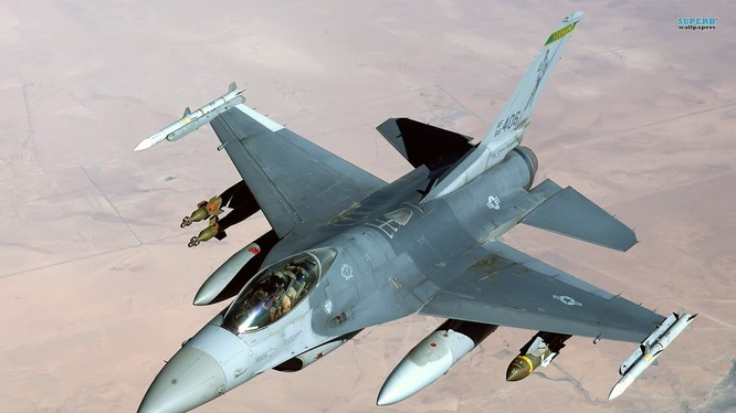 Các máy bay chiến đấu Falcon của Iraq, là phiên bản duy nhất của F-16 không được trang bị tên lửa không đối không tầm xa AIM-120. Thay vào đó, các máy bay này chỉ được trang bị các tên lửa lạc hậu, có từ thời Chiến tranh Lạnh, như tên lửa tầm trung AIM-7 Sparrow và tên lửa tầm ngắn AIM-9.