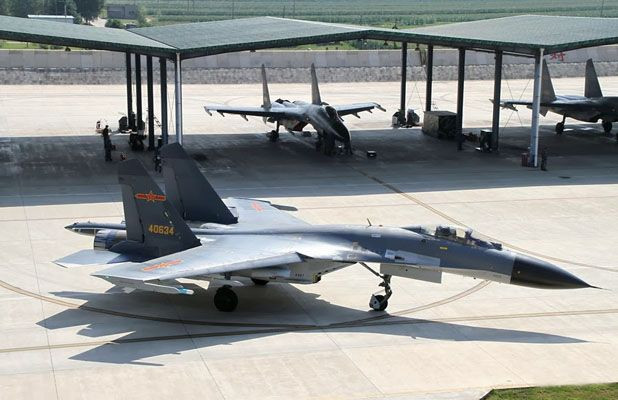 Tuy nhiên, trong một động thái cực kỳ đáng quan tâm, đồng minh thân cận Trung Quốc của Pakistan đã có những sự giúp đỡ cực kỳ tận tình nhằm nâng cao khả năng không chiến trong tình huống thực tế giúp cho các phi công Pakistan có những kinh nghiệm thực chiến cao khi phải đối đầu với những chiến đấu cơ mạnh mẽ của Ấn Độ. Ảnh: Tiêm kích J-11B của Không quân Trung Quốc.