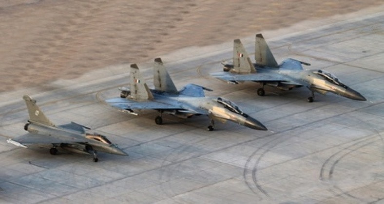 Về cơ bản, cả J-11B và Su-30MKI đều là những phiên bản phát triển lên từ cơ sở Su-27 Flanker của Liên Xô/Nga nên có rất nhiều điểm tương đồng. Dẫu vậy, người Trung Quốc tự tin cho rằng những chiếc J-11 nâng cấp mới nhất của họ được trang bị hệ thống vũ khí tiên tiến, cảm biến, hệ thống tác chiến điện tử và radar mảng pha chủ động có thể “ăn đứt” Su-30MKI của Ấn Độ. Ít nhất kể từ 2017, Trung Quốc đã gửi J-11 sang Pakistan để thực hiện các cuộc tập trận nhằm mô phỏng máy bay đối phương Ảnh: SU-30MKI và Rafale của Không quân Ấn Độ.