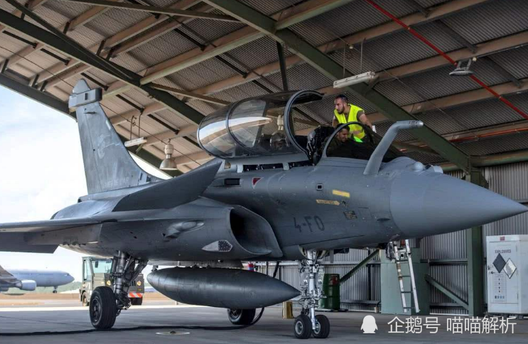 Trong tương lai, Trung Quốc đang rất muốn thúc đẩy xuất khẩu cho Pakistan các tiêm kích J-10 nhằm thay thế cho những chiếc F-16 cũ trong biên chế. Nếu sự việc diễn ra, Không quân Ấn Độ chắc chắn sẽ gặp phải rất nhiều khó khăn để đối đầu với cả hai đối thủ Trung Quốc và Pakistan Ảnh: Tiêm kích Rafale do Pháp chế tạo. Nguồn ảnh: Sina.