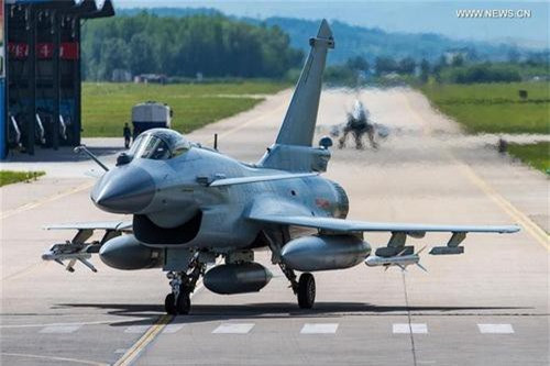 J-10C được trang bị một động cơ WS-10C có lực đẩy khoảng 145 - 150 kN, trong khi đó Rafale trang bị tới 2 động cơ M88, mỗi động cơ có lực đẩy 75 kN. Như vậy là dù tiêm kích Trung Quốc chỉ cần một động cơ vẫn có thể ngang bằng mức lực đẩy với tiêm kích Pháp hai động cơ. Đây được cho là sự yếu kém trong ngành động cơ Pháp khi chưa thể bắt kịp với Trung Quốc, Mỹ hay Nga. Ảnh: Tiêm kích J-10 của Không quân Trung Quốc.
