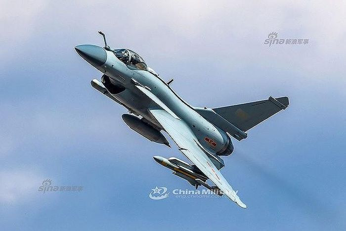 Có thể thấy, J-10C có sự tương đồng về nhiều mặt so với Rafale về khí động học, kích thước, hệ thống hàng không và vũ khí, vô cùng thích hợp để mô phỏng cho một cuộc huấn luyện không chiến. Dẫu vậy, Rafale của Pháp phải nói là có một sự thua kém J-10C Trung Quốc trên rất nhiều phương diện. Ảnh: Tiêm kích J-10 của Không quân Trung Quốc.