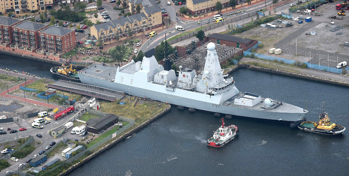 Type-45 Darling có lượng giãn nước đầy tải 8.500 tấn, lớn hơn khá nhiều so với Type-26 City chỉ có 6.900 tấn và gần tương đương với khu trục hạm Arleigh Burke của Hải quân Mỹ. Mỗi tàu Type-45 được triển khai 48 ống phóng tên lửa thẳng đứng và 8 ống phóng tên lửa chống hạm tầm trung Harpoon. Trong khi đó, thiết kế Type-26 mới hơn chỉ có khả năng mang theo 36 ống phóng.