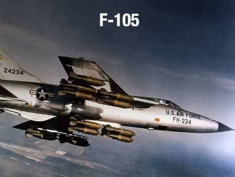 Nhìn vào lịch sử để có câu trả lời khả thi. Vào thập niên 1960, Không quân Mỹ cũng ở trong tình trạng khó khăn tương tự. Máy bay chiến đấu tấn công chính của họ khi đó, là những chiếc Thần sấm F-105; loại máy bay tấn công mặt đất hạng nặng, công nghệ cao.