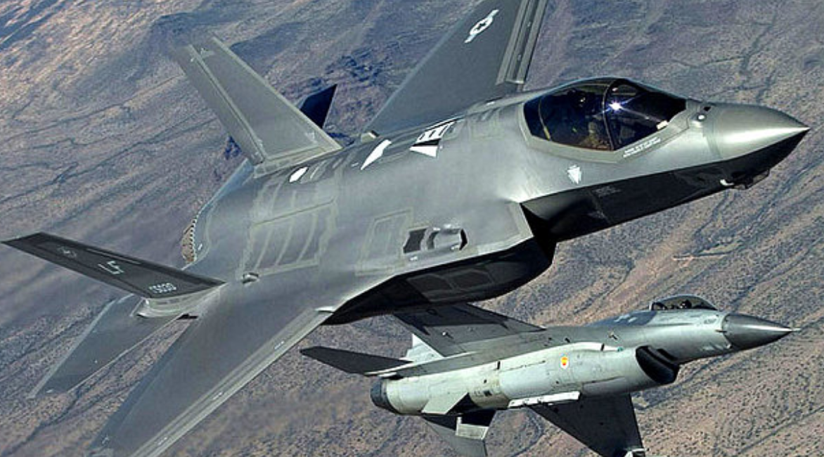 Phi công F-35 trong cuộc thử nghiệm với chiến đấu cơ F-16 đã báo cáo một động thái tương tự, khi những chiếc F-35 không đủ tốc độ, để giành góc tấn công có lợi, so với chiến đấu cơ F-16. Nếu trong một cuộc chiến quần vòng kéo dài, thì bất lợi này càng lộ rõ.
